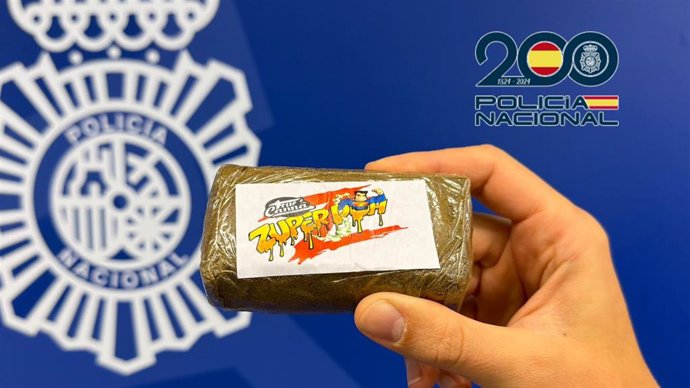 La Policía Nacional ha detenido a dos personas en Logroño por vender una tableta de 'hachís' en pleno centro de la ciudad