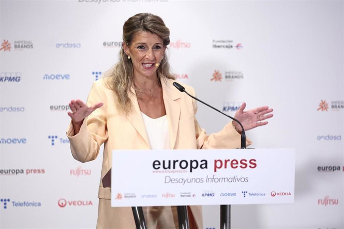 La vicepresidenta segunda del Gobierno y ministra de Trabajo y Economía Social, Yolanda Díaz, protagoniza un desayuno informativo de Europa Press en el NH Collection Eurobuilding, a 9 de octubre de 2025 en Madrid (España).