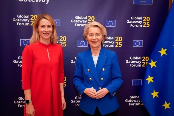 A presidente da UE, Ursula von der Leyen, com a alta representante Kaja Kallas no Global Gateway Forum em Bruxelas.