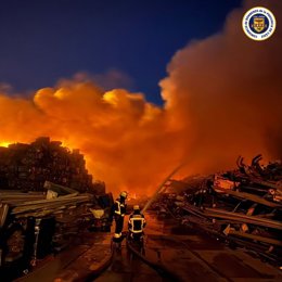 Humo generado por el incendio en una chatarrería en el polígono El Portal en Jerez de la Frontera (Cádiz)