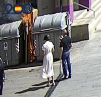 Identificado un hombre que lanzó una colilla encendida junto a dos contenedores de basura que ardieron
