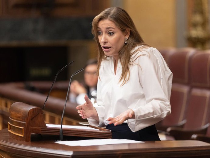 La portavoz del PP en el Congreso, Ester Muñoz, interviene durante una sesión plenaria, en el Congreso de los Diputados, a 7 de octubre de 2025, en Madrid (España). El pleno del Congreso vota hoy el embargo de armas a Israel después de que se debatiera ay