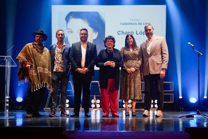 La actriz Charo López recibe el Premio ‘Tabernas de Cine’ durante la gala inaugural del Almería Western Film Festival (AWFF).