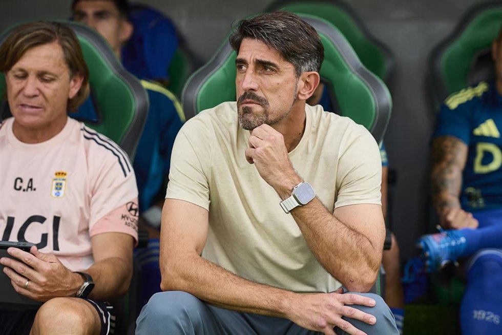 Veljko Paunovic durante un partido del Real Oviedo en LaLiga EA Sports 25-26