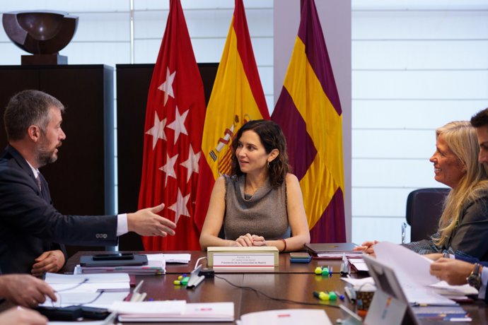 (I-D) El Consejero de Presidencia, Justicia y Administración Local, Miguel Ángel García Martín, la presidenta de la Comunidad de Madrid, Isabel Díaz Ayuso, y la Consejera de Economía, Hacienda y Empleo, Rocío Albert López-Ibor, durante la reunión del 