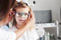 El BOE publica el RD con las ayudas de hasta 100 euros para financiar gafas y lentillas a menores de 16 años