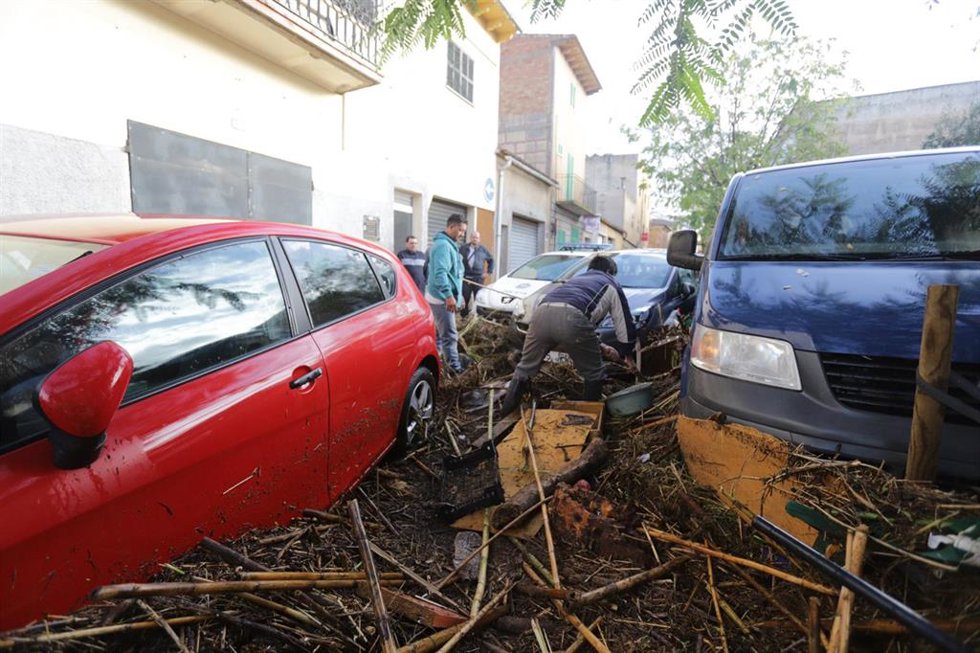 Archivo - Imágenes de coches destrozados en Sant Lloren (Mallorca)  tras las intensas lluvias  