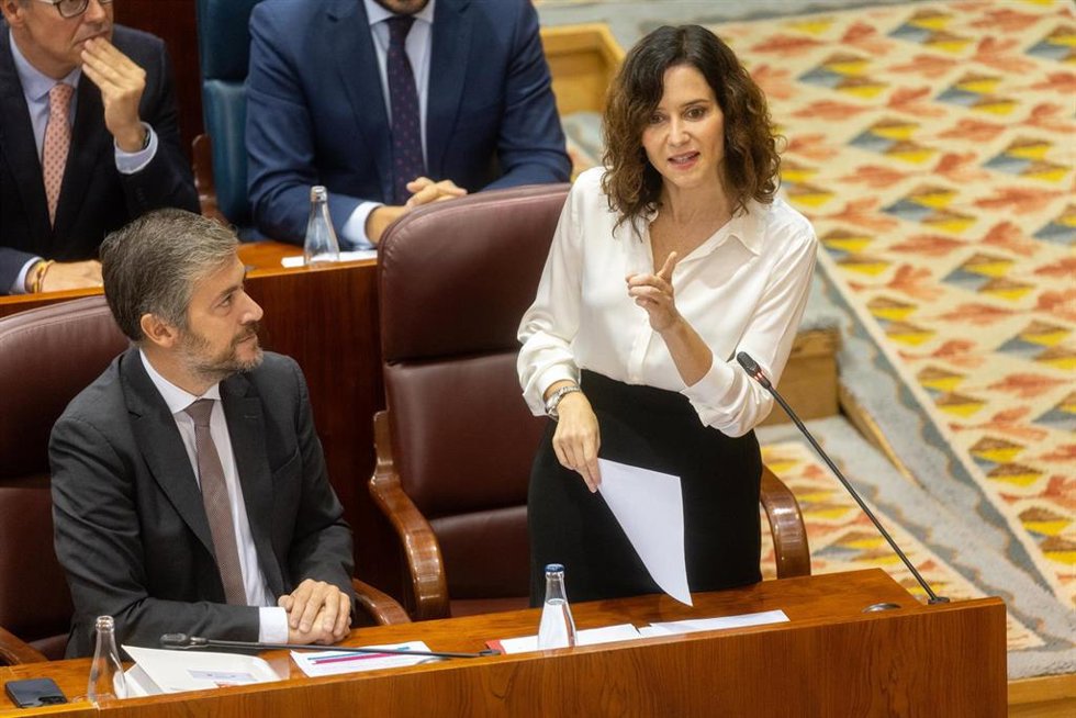 La presidenta de la Comunidad de Madrid, Isabel Díaz Ayuso, interviene durante un pleno en la Asamblea de Madrid, a 2 de octubre de 2025, en Madrid (España). 