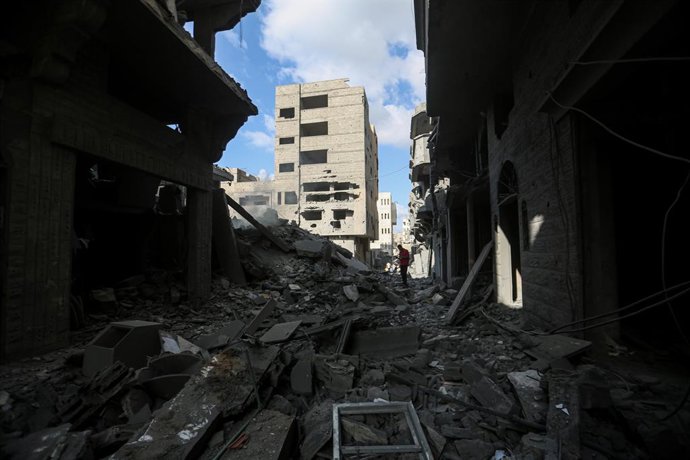 September 25, 2025, Gaza City, Gaza Strip, Palestinian Territory: Palestinians inspect the destruction after an airstrike targeted a home belonging to the Abu Toha family in the Shati refugee camp, west of Gaza City, on December 25, 2025