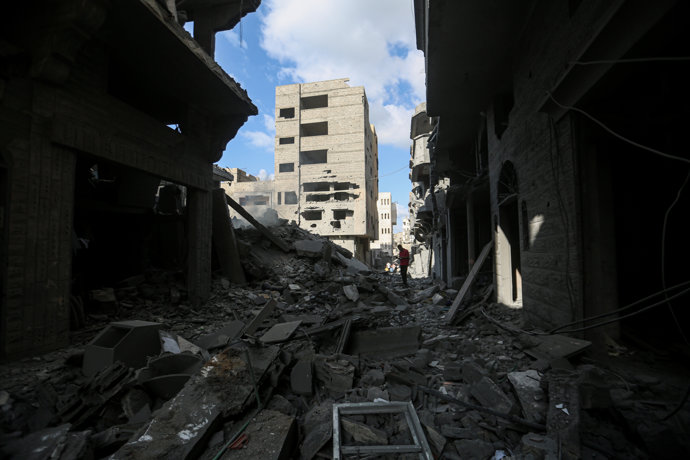 25 de setembro de 2025, Cidade de Gaza, Faixa de Gaza, Território Palestino: Palestinos inspecionam a destruição depois que um ataque aéreo atingiu uma casa pertencente à família Abu Toha no campo de refugiados de Shati, a oeste da Cidade de Gaza, em 25 d