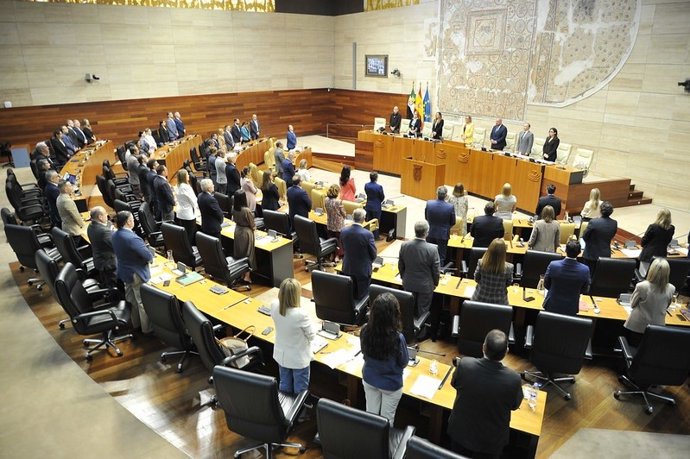 Minuto de silencio en la Asamblea de Extremadura en memoria de Guillermo Fernández Vara