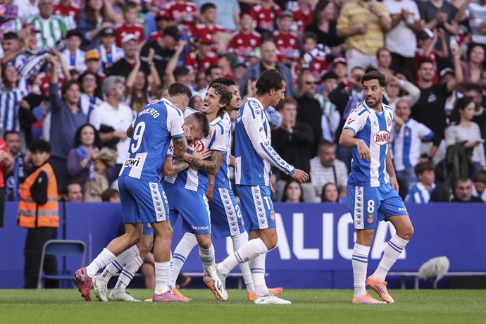 Pol Lozano of RCD Espanyol celebrates a goal with teammates during the Spanish league, La Liga EA Sports, football match played between RCD Espanyol and Real Betis Balompie at RCDE Stadium on October 05, 2025 in Cornella, Barcelona, Spain.