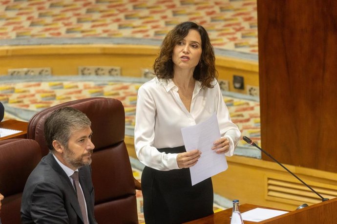 La presidenta de la Comunidad de Madrid, Isabel Díaz Ayuso, interviene durante un pleno en la Asamblea de Madrid, a 2 de octubre de 2025, en Madrid (España). 