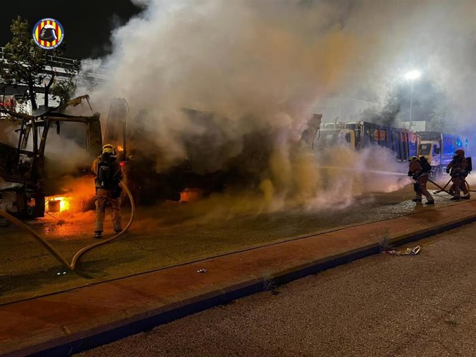 Bomberos extinguen dos incendios de vehículos en Quart y Llosa de Ranes durante la madrugada