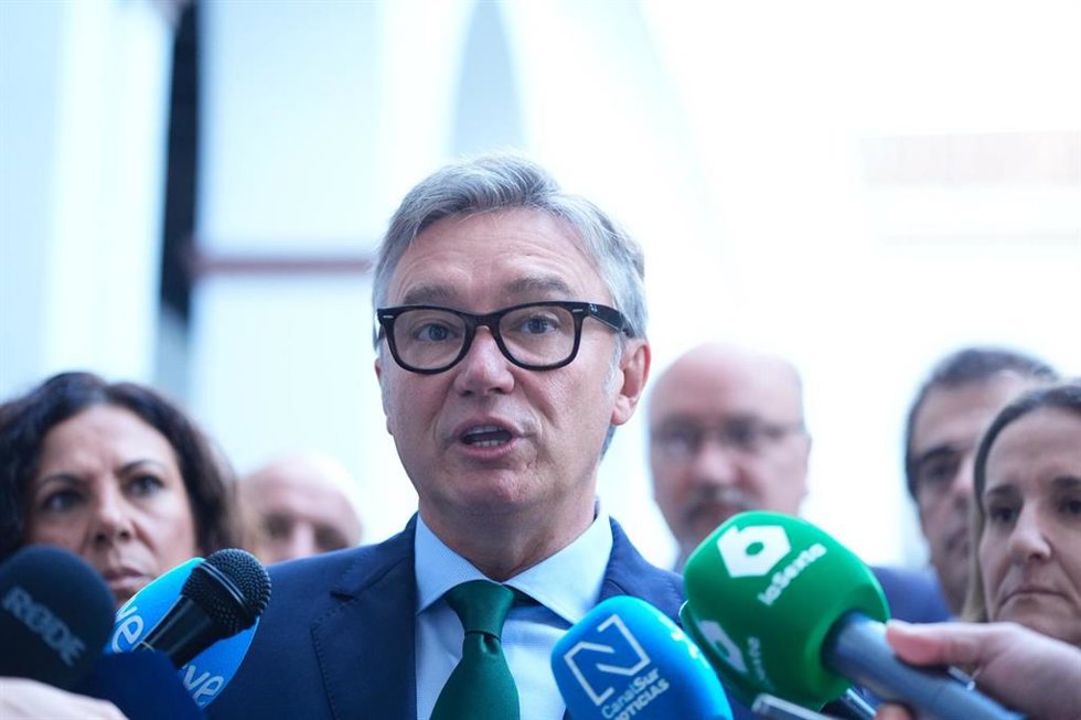 El portavoz del Grupo Parlamentario Vox en Andalucía, Manuel Gavira, atiende a los medios en el Parlamento andaluz. A 9 de octubre de 2025, en Sevilla (Andalucía, España). El portavoz del Grupo Parlamentario Vox en Andalucía, Manuel Gavira, atiende a lo
