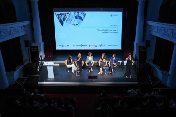 Celebración de la mesa redonda titulada 'Alianzas Estratégicas para el Impacto Social Global' dentro del V Congreso Internacional de Innovación Social. A 8 de octubre de 2025, en Sevilla (Andalucía, España).