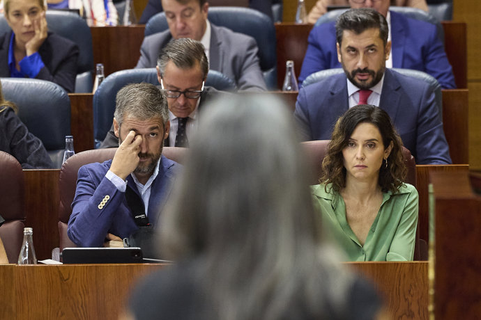 ´La presidenta de la Comunidad de Madrid, Isabel Díaz Ayuso, y el consejero de la Presidencia de la Comunidad de Madrid, Miguel Ángel García, durante el pleno de la Asamblea de Madrid, a 9 de octubre de 2025, Madrid (España).