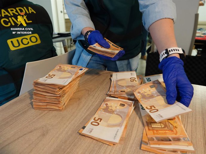 Agentes de la Unidad Central Operativa (UCO) de la Guardia Civil, con la colaboración de la Policía Federal de Brasil y la empresa de seguridad Grup IB, han detenido a un joven de 25 años brasileño afincado en San Vicente de la Barquera (Cantabria).