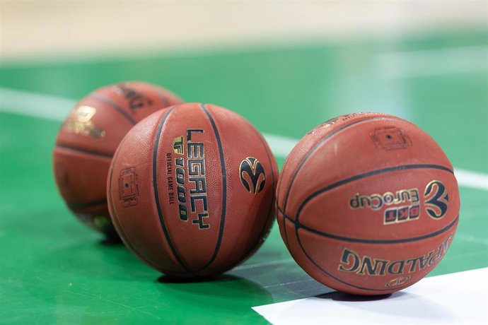 Balón de la Eurocup en un partido en Polonia.