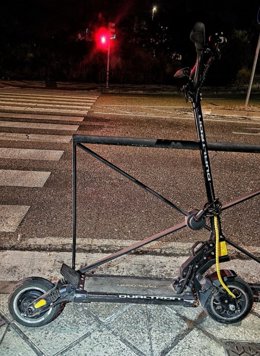 Detenido en Valladolid a bordo de un patinete que circulaba por la acera y trucado para alcancar los 77 km/h.