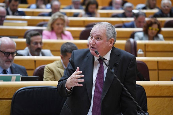 El ministro de Industria y Turismo, Jordi Hereu, y la ministra de Educación, Formación Profesional y Deportes, Pilar Alegría, durante una sesión de control al Gobierno, en el Senado, a 7 de octubre de 2025, en Madrid (España)
