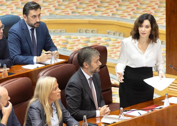 La presidenta de la Comunidad de Madrid, Isabel Díaz Ayuso, interviene durante un pleno en la Asamblea de Madrid, a 2 de octubre de 2025, en Madrid (España). 