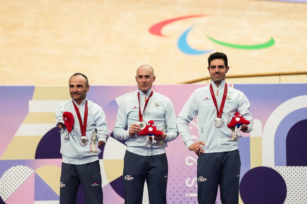 Archivo - De izda a dcha: Ricardo Ten, Pablo Jaramillo y Alfonso Cabello en el podio con la medalla de plata en la prueba de Velocidad por equipos mixto 750 m C1-5 de los Juegos Paralímpicos de París