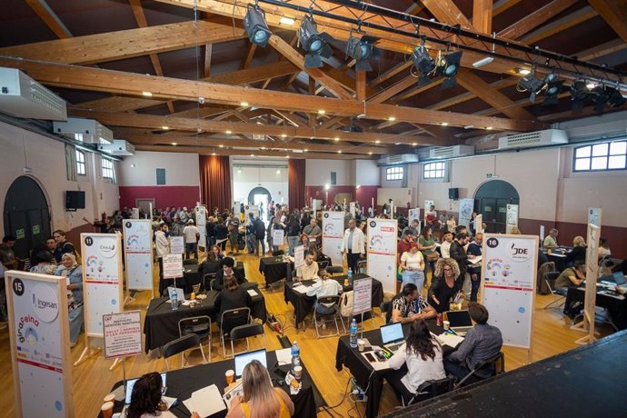 La feria GiraFeina 45+ ha registrado 600 participantes.