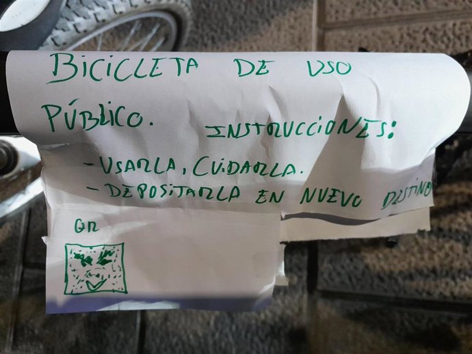 Cartel que llevaba la bicicleta.