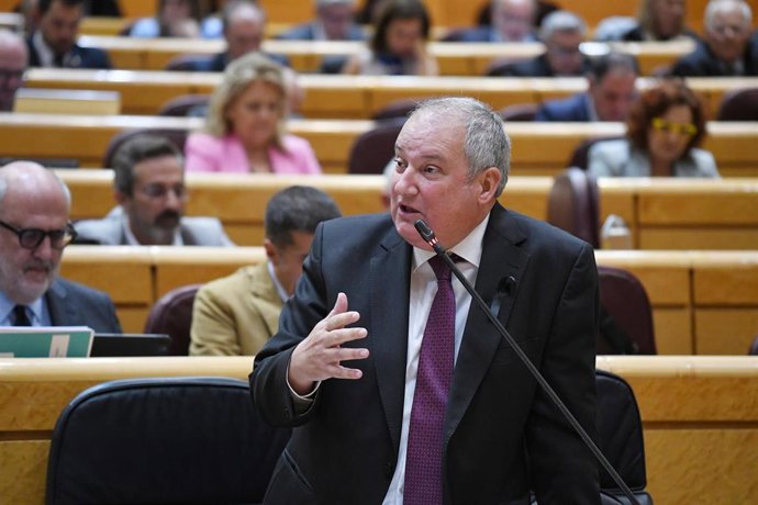 El ministro de Industria y Turismo, Jordi Hereu, y la ministra de Educación, Formación Profesional y Deportes, Pilar Alegría, durante una sesión de control al Gobierno, en el Senado, a 7 de octubre de 2025, en Madrid (España)