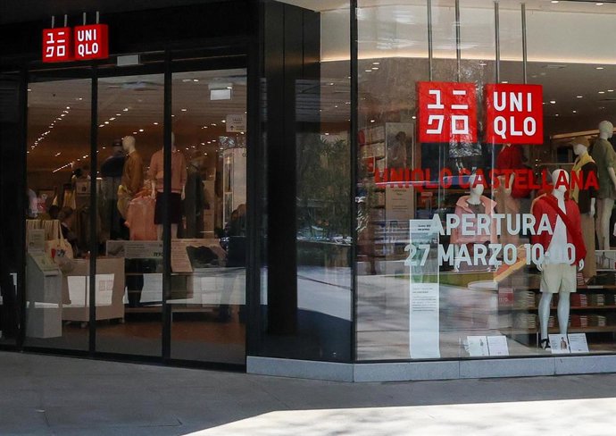 Archivo - Escaparate de la nueva flagship store de Uniqlo, a 26 de marzo de 2025, en Madrid (España). El nuevo local ubicado en el complejo de Azca en el Paseo de la Castellana cuenta con una superficie de 1.200 metros cuadrados distribuidos en tres plant