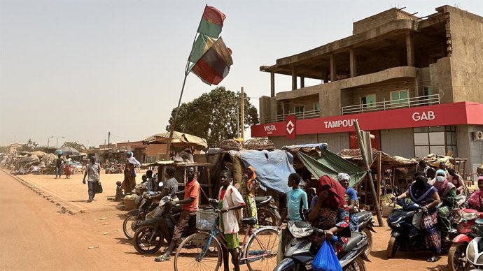 Archivo - 05 March 2024, Burkina Faso, Ouagadougou: Flags of Burkina Faso, Mali, Niger and Russia can be seen on a street in a suburb of the Burkinabe capital Ouagadougou. Photo: Christina Peters/dpa