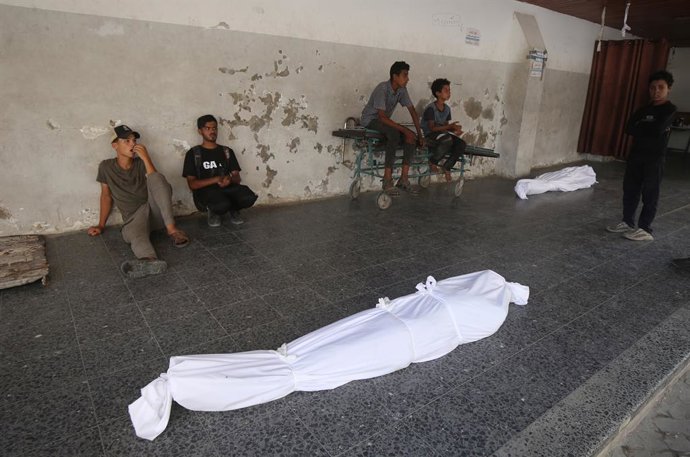 Archivo - August 26, 2025, Gaza City, Gaza Strip, Palestinian Territory: Relatives of the Palestinians, including children, who died as a result of Israeli attacks on different parts of Gaza City, mourn as the dead bodies were taken from the al-Ahly Hospi