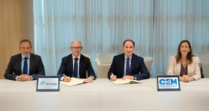 Firma del convenio entre el CEO de Unicaja, Isidro Rubiales, y el presidente de CEM, Javier González de Lara.