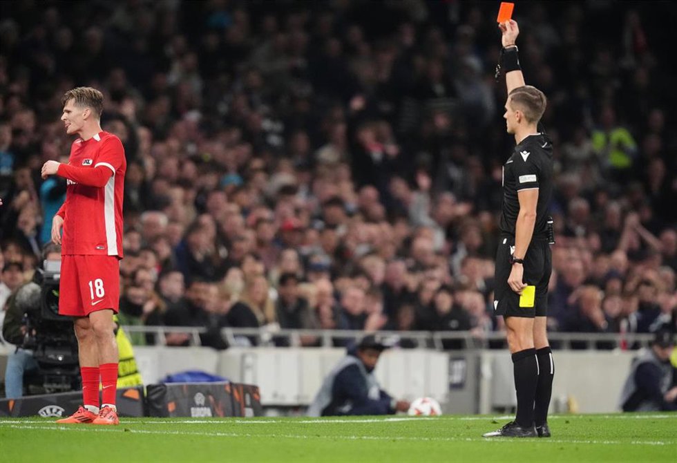 Archivo - El árbitro lituano Manfredas Lukjancukas expulsa al noruego David Wolfe, jugador del AZ Alkmaar neerlandés, en un partido de la Liga Europa la temporada pasada.