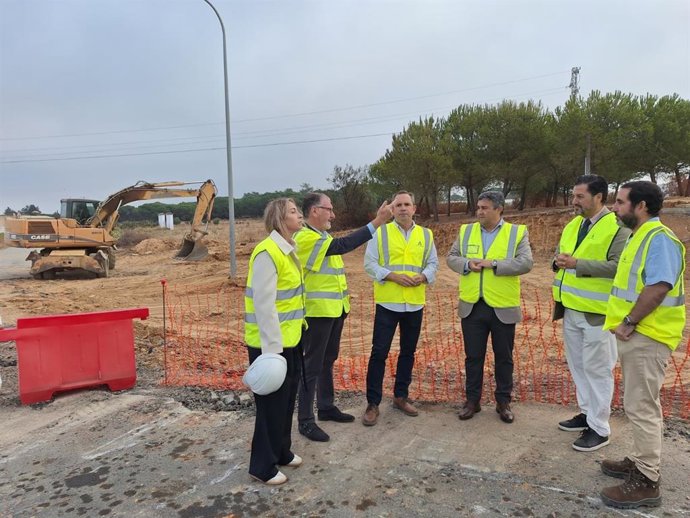 Visita a los trabajos de construcción de una nueva glorieta en Villablanca (Huelva).