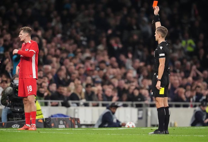 Archivo - 24 October 2024, United Kingdom, London: AZ Alkmaar's David Moller Wolfe (L) is shown a red card by match referee Manfredas Lukjancukas during the UEFA Europa League soccer match between Tottenham Hotspur and AZ Alkmaar at the Tottenham Hotspur 