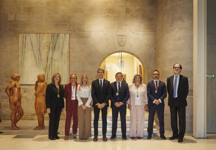 Concepción Arruga y Adolfo Alonso han tomado posesión en Parlamento como nuevos miembros del Consejo Consultivo de La Rioja