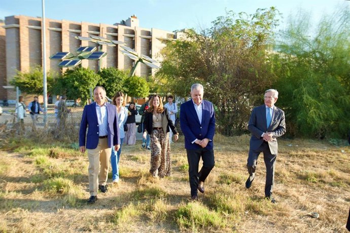 Visita de la consejera de Desarrollo Educativo y el alcalde de Sevilla a la parcela donde se levantará el IES de Los Bermejales, junto al CEIP Marie Curie.