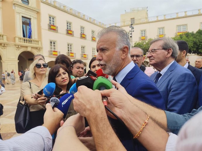 El ministro de Política Territorial y Memoria Democrática, Ángel Víctor Torres, atiende a los medios.