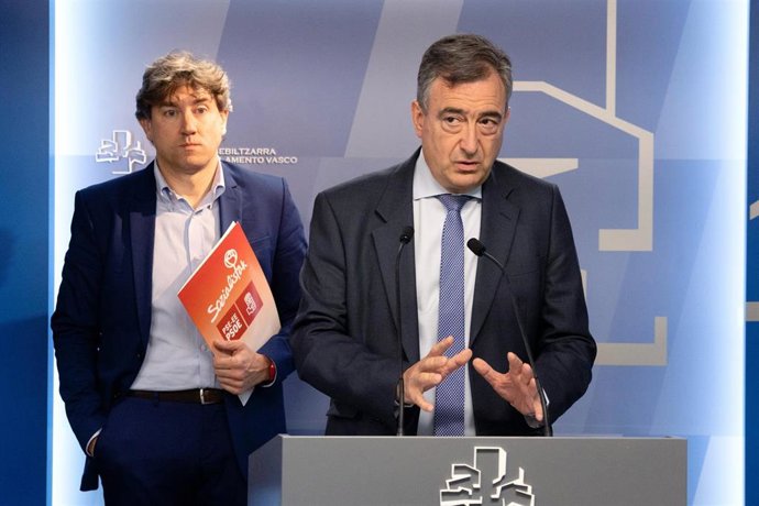 Archivo - El presidente del EBB del PNV, Aitor Esteban (D), y el secretario general del PSE-EE, Eneko Andueza (I), presentan la Proposición de Ley de medidas urgentes en materia de vivienda, suelo y urbanismo acordada entre ambos partidos para Euskadi, a 