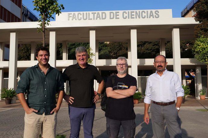 Equipo de investigadores de los Departamentos de Química Física y Química Orgánica de la Universidad de Málaga y del Laboratorio de Dendrímeros Biomiméticos y Fotónica de Ibima