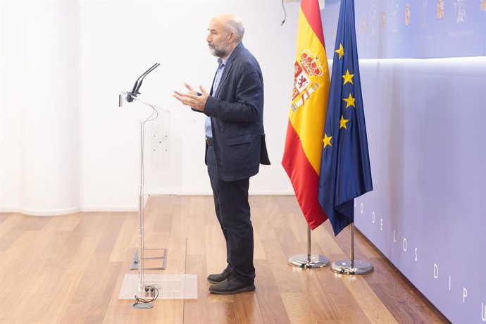 El diputado del BNG Néstor Rego durante una rueda de prensa anterior a la Junta de Portavoces, en el Congreso de los Diputados, a 7 de octubre de 2025, en Madrid (España).