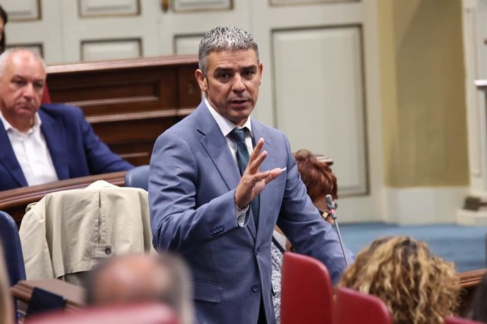 El consejero de Agricultura, Ganadería y Pesca del Gobierno de Canarias, Narvay Quintero, en el Pleno del Parlamento de Canarias