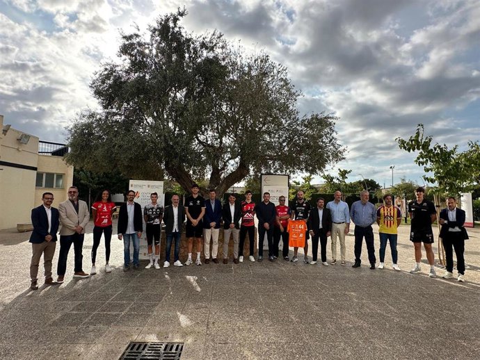 El conseller de Turismo, Cultura y Deportes, Jaume Bauzá, con representantes de los equipos