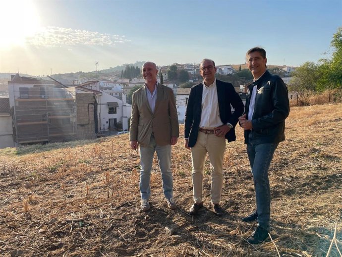 El concejal de Urbanismo, Tirso Leal; el alcalde de Cáceres, Rafael Mateos, y el concejal de Infraestructuras, Víctor Bazo, en la parcela que se convertirá en un aparcamiento en la zona de Tenerías