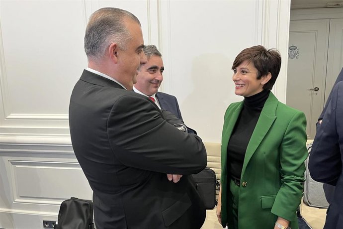 Archivo - El consejero de Fomento, Roberto Media, con la ministra de Vivienda, Isabel Rodríguez