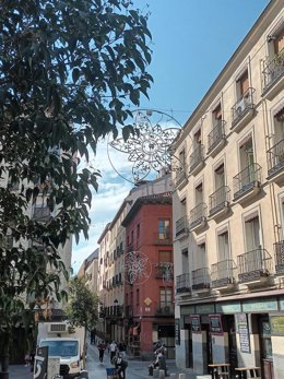 Instalación de luces navideñas en el Barrio de las Letras