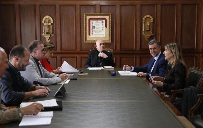 El consejero de Cultura, Turismo y Deporte, Luis Martínez Abad, y el obispo de Santander, Arturo Ros, en la reunión de la Comisión Año Jubilar 2028