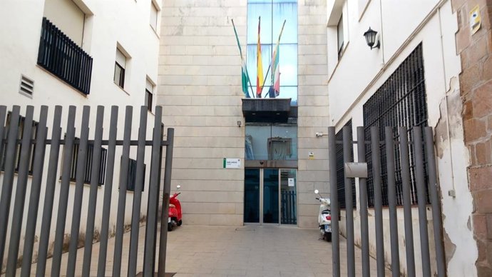 Archivo - Acceso a los juzgados de Linares donde estaban citados a declarar los padres de acogida